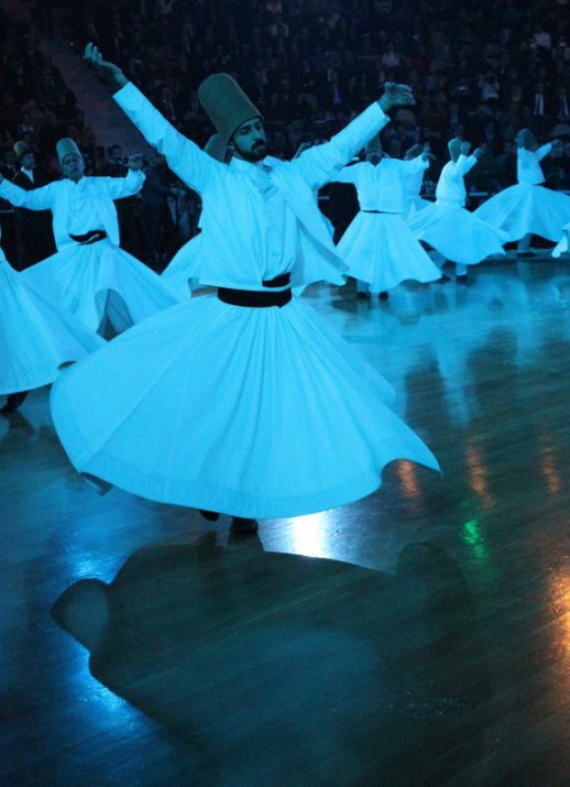 Türk ve İslam aleminin yetiştirdiği en büyük mutasavvıflardan Mevlana Celaleddin-i Rumi, 739. ölüm yıl dönümünde şiir, sema ve müzikle harmanlanmış ''Şeb-i Arus'' töreninde, farklı din, dil, ırk ve mezhepten insanları bir araya getirmeye devam ediyor. 