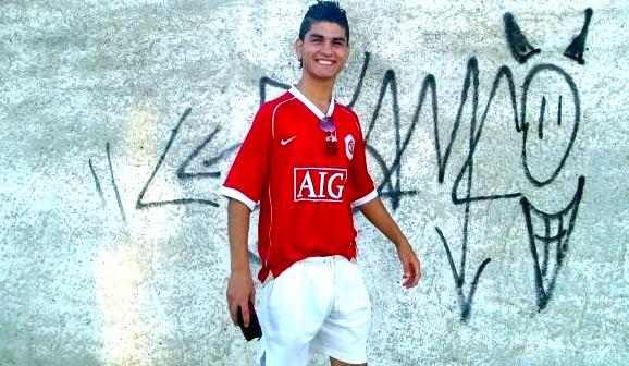 Adana'da Seyhan Spor'da futbol oynayan Gökmen Akdoğan, Real Madrid'in Portekizli yıldız Cristiano Ronaldo'ya benzediği için büyük ilgi görüyor.