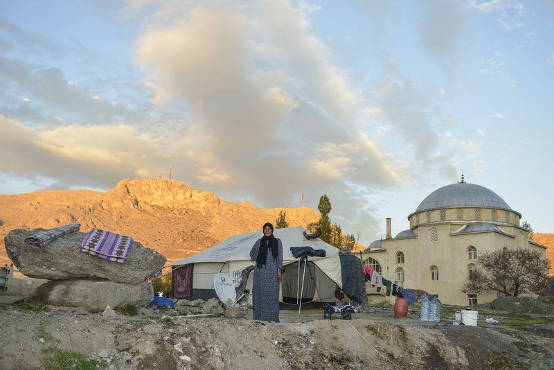 <p>Eşi ve en küçüğü 5 aylık 3 çocuğuyla çadırda kalan Nebi Yasin, Suriye'deki gelişmeler yüzünden her şeylerini kaybettiklerini dile getirdi.</p>
<p> </p>