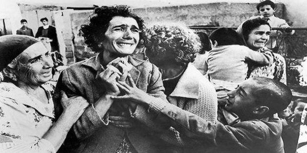 <p><strong>1964 Donald McCullin</strong><br />İngiltere Kıbrıs'ta bir Türk kadın Rumlar tarafından öldürülen kocasının yasını tutuyor. Olaydan çok etkilenen İngiliz McCullin, olaya fotoğrafçı gözüyle baktığı ve bir sosyal görevli gibi yardım edemediği için suçluluk duyduğunu itiraf ediyor.</p>