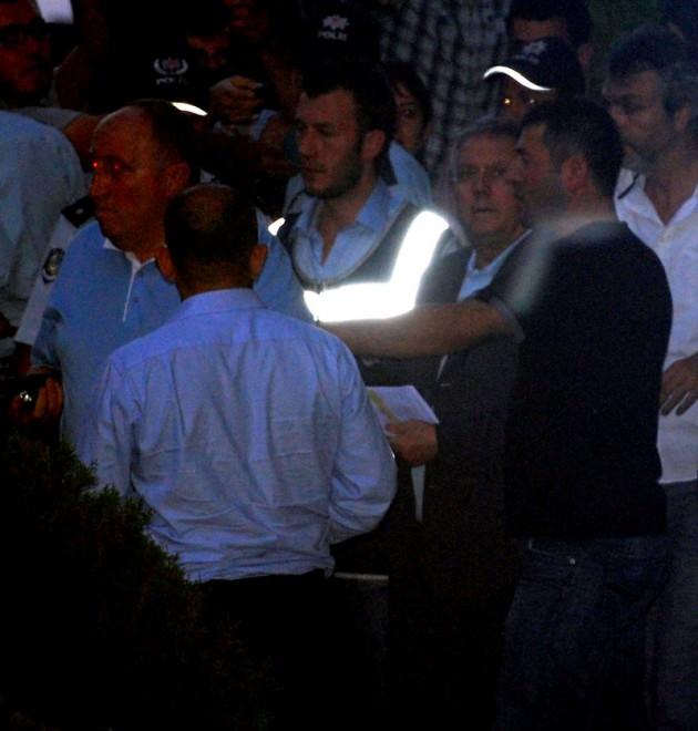 <p><strong>9 TEMMUZ: VE YILDIRIM DA TUTUKLANDI</strong><br />3 Temmuz’dan beri gözaltında olan ve bu süreçte sık sık şeker hastalığı nedeniyle hastaneye kaldırılan Aziz Yıldırım da tutuklanarak Metris Cezaevi’ne gönderildi. Böylece tutuklanan Serdal Adalı, Tayfur Havutçu, Şekip Mosturoğlu, İlhan Ekşioğlu, Mecnun Odyakmaz, Bülent Uygun gibi isimlere Yıldırım da eklendi.</p>