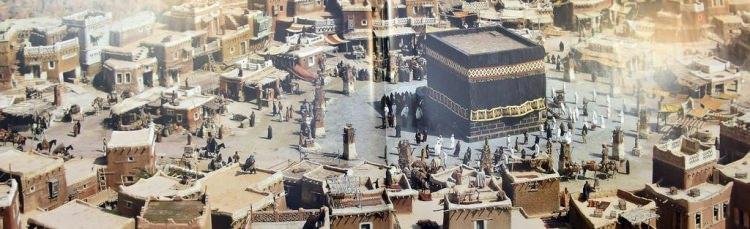 <p>Kabe'nin içinden</p>

<p>Filmde Kabe'nin içini de görüyoruz. Bunun için platoyu gezerken Kabe'nin içine girmek istediğimizi söylüyoruz."Tamam" deniyor. Kabe'nin içinde filmde de görülen dönemin putları bulunuyor. Kimi fermanlar da duvarlarda asılı. Putların, fermanların o döneme uygun bir şekilde yapıldığını söylüyor yetkililer.</p>
