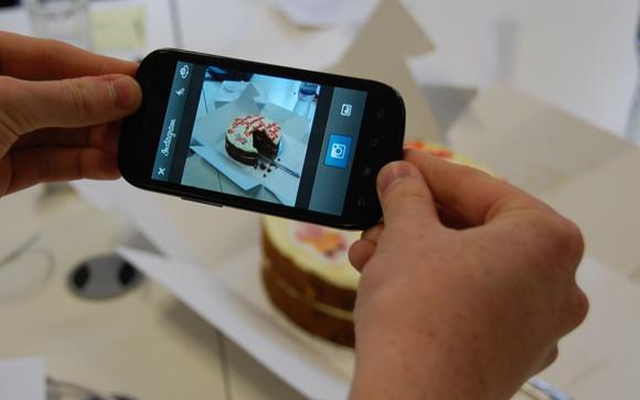 <p><strong>Instagram</strong><br />
Instagram tamamen fotoğraflardan oluşan bir uygulama. Haliyle Instagram'ı açtıktan sonra yüklenen her fotoğraf şarj ömründen hızla götürecek demektir.</p>
