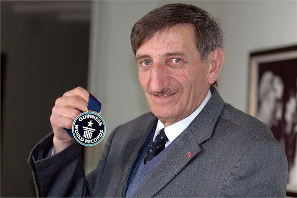 <p id="summary">Mehmet Özyürek, 8,8 santimlik uzunluğunda ki burnu ile "Dünya Altın Burun Şampiyonu" olarak Guinnes Rekorlar Kitabı'na girdi.</p>