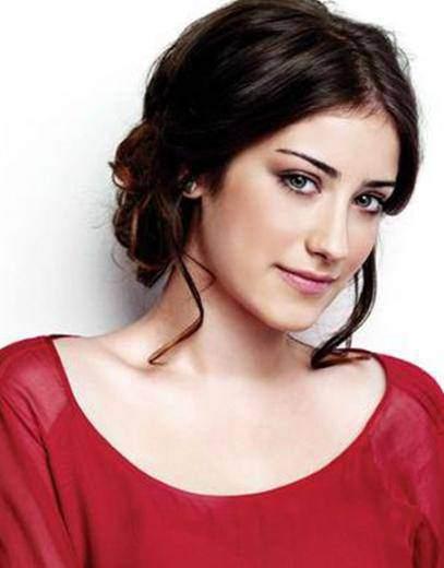  Hazal Kaya liseyi İstanbul İtalyan Lisesi'nde okudu. Bilgi Üniversitesi Sahne Ve Gösteri Sanatları Yönetimi Performans bölümünde öğrenci.  