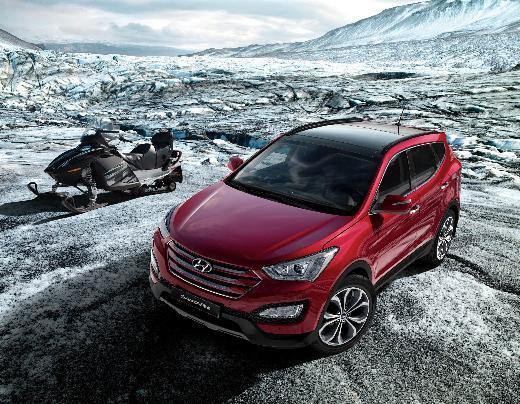 <p>Hyundai: Santa Fe, i10 Türkiye’ye 1.1 milyar liralık yatırım yapma kararı alan Hyundai, bu yıl merakla beklenen SUV modeli Santa Fe’nin yenisini sizlerle buluşturacak. Araca ilk bakışta daha kaslı ve sert hatlar dikkaki çekiyor. Dev yatırım hamlesi Aralık’ta ilk meyveleri vermeye başlayacak. İsmi henüz resmi olarak açıklanmasa da yeni i10, İzmit fabrikasındaki bantlardan çıkmaya başlayacak.</p>