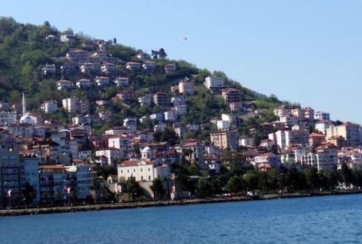 Ordu’da, 500 metre yükseklikteki Boztepe’den kumsala inmek isteyen yamaç paraşütçüsü Taner Alp, rüzgarın etkisiyle kayalıklara çarparak denize düştü.