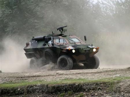 <p>COBRA - ZIRHLI TEKERLİKLİ ARAÇ Otokar Cobra, Otokar'ın araştırma ve geliştirme ekibi tarafından silahlı kuvvetlerin zırhlı tekerlekli araç (ACV) ihtiyacı doğrultusunda geliştirildi. 9 personel taşıma kapasiteli lastik tekerlekli 4x4 Cobra Zırhlı Aracı değişik tiplerde üretilmektedir. Aracın aynı zamanda amfibik versiyonu da bulunmaktadır.</p>