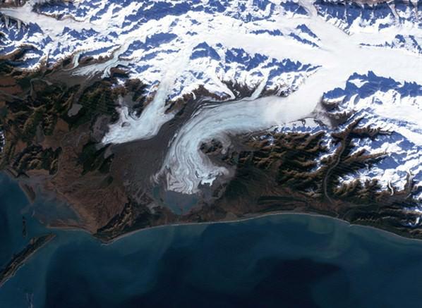 Bering Buzulu, Alaska Kendisini besleyen buz örtüsüyle gelişen Bering, 5180 km karelik alanıyla Kuzey Amerika’daki en büyük buzul. Aynı zamanda, 190 km’lik uzunluğuyla bölgenin en uzun buzulu unvanına sahip. Geride kalan 100 yılda 12 km eriyen buzul, bazı yerlerde 750 metre kalınlığa kadar inceldi. Bilim insanları, altlarındaki tektonik tabakalara yaptığı basınç azalan Bering’in, bu nedenle depremleri de tetikleyebileceğini düşünüyor