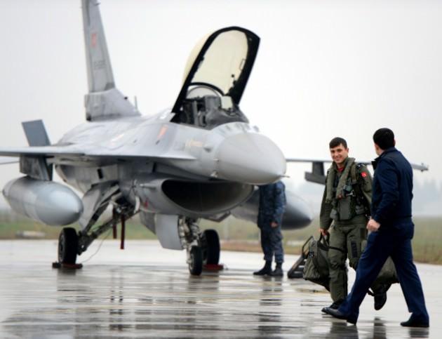 Pilotların tek kabusu kuşlar Yabancı uçaklardan hiçbir şekilde çekinmeyen ve katıldıkları tatbikatlarda da kalitelerini ortaya koyan pilotların korkulu rüyası ise kuşlar... ''Pilotun kabusu'' olarak nitelendirilen kuşlar, jetler için bir tehdit oluşturuyor.