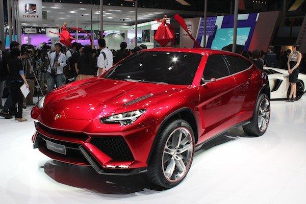 <p><strong>2017 Lamborghini Urus</strong></p>