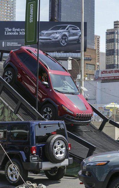<p>Jeep</p>
<p>Fuar alanına Jeep firması için özel parkur kuruldu. SUV meraklıları Jeep modellerini araç içinde metrelerce yükseğe tırmanarak test etti. Fotoğrafta platforma tırmanan Jeep Cherokee görülüyor.</p>
