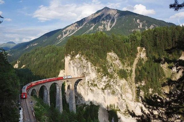 2008 Yılında UNESCO Dünya Mirasları listesine eklenen Rhaetian Tren Yolu, Albula ve Bernina bölgelerinden geçerek İsviçre Alpleri'ni aşan 2 tren yolunu birleştiriyor.