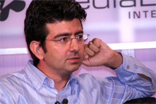 <p><strong>Pierre Omidyar</strong><br />E-ticaret sitesi Ebay’in kurucusu Pierre Omidyar, 31 yaşında milyarder olmasının ardından bütün kazancını hayır kurumlarına bağışlamaya başladı. Şu anda üç çocuk sahibi olan yatırımcının ailesine ne kadar para ayırdığı tam olarak bilinmese de 2010 yılından bu yana Bill Gates’in hayırseverlik vakfının eşiyle birlikte en büyük destekçisi.</p>