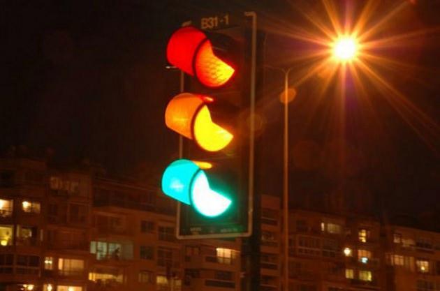 <p>14. Ortalama olarak bir insan tüm hayatının iki haftasını trafik ışıklarının değişmesini bekleyerek harcar.</p>