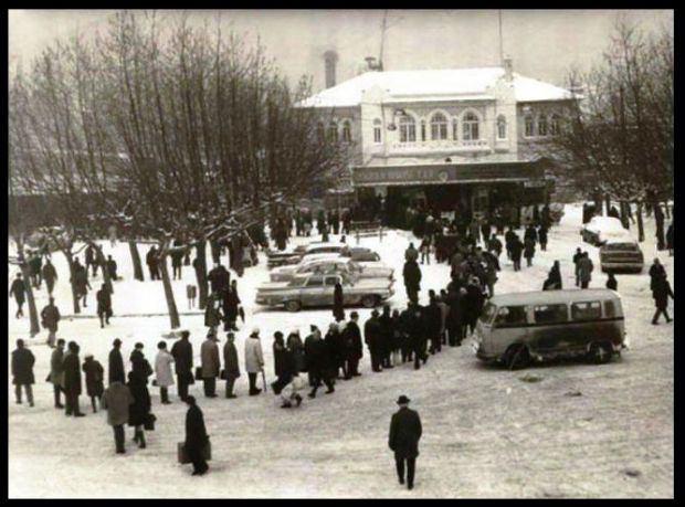 <p>İşte sizi geçmişe doğru nostaljik bir yolculuğa çıkartacak olan semt semt İstanbul fotoğrafları...</p>
<p><br /><br />Olumsuz hava koşulları sebebiyle iptal olan vapur seferlerinin başlamasını bekleyenler, Kadıköy</p>