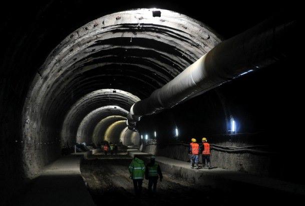 <p>Türkiye’de araç trafiğinin en yoğun olduğu akslardan olan İzmir İstanbul arasındaki karayolunun en zor bölümü olan Sabuncubeli Geçidi’nden emniyetli ve hızlı geçişin sağlanması amacıyla başlatılan tünel projesinde Manisa çıkışında da çalışmalar başladı. Tünelin 2016 yılı başında trafiğe açılması planlanıyor</p>