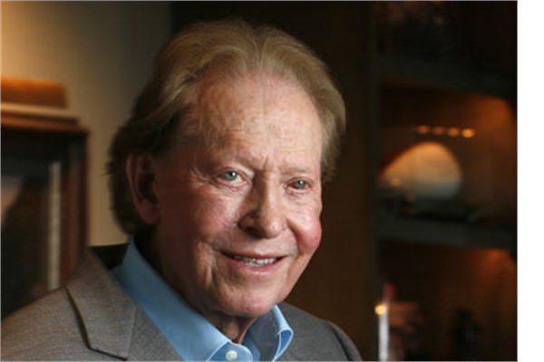 <p>Harold Simmons</p>
<p>Şirket satın almaları konusunda bir efsane olarak bilinen Harold Simmons, elektrik ve su sisteminin olmadığı bir gecekonduda dünyaya geldi. Kendi çabalarıyla Teksas Üniversitesi'nden burs kazandı ve ekonomi eğitimi aldı. Simmons geçtiğimiz günlerde 82 yaşında hayatını kaybetti. Geride 40 milyar dolarlık servet bıraktı.</p>