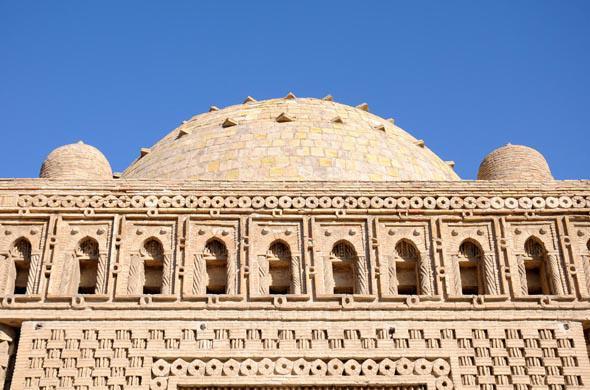 <p>Yapıldığı dönem itibarıyla işçilik, plan ve süsleme açısından üstün bir sanat değerine sahip ve dünyaca meşhur mimari eserlerden birisi olan Özbekistan'daki İsmail Samani türbesi, Moğol saldırıları sırasında çölde meydana gelen fırtınaların ardından kuma gömülmesi sonucu tahribattan kurtulmuş</p>