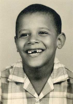 Çocukluğu: 1961 doğumlu Obama, adını Kenya kökenli bir aydın olan babasından alıyor.   Baba Barack Obama, Kansaslı beyaz bir genç kız olan Ann Dunham ile Hawaii Üniversitesi'nde okurken tanışmıştı.  Obama küçük yaştayken babası aileyi terk etti, çift boşandı.  Baba ile oğul bundan sonra yalnızca bir kez, baba Barack Obama 1971'de Hawaii'yi ziyaret ettiğinde karşılaştı.  Baba Obama 1982'de bir trafik kazasında öldü. 