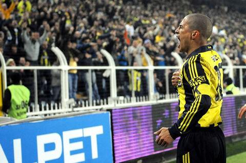 Fenerbahçe'nin lig tarihinde 3000. golünü attı.