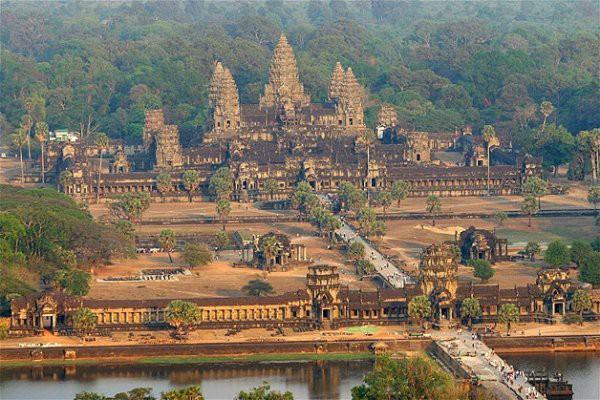 <p>En büyük dini yapı Kamboçya'da bulunan ve 12. yüzyılda inşaa edilen Angkor Wat tapınağı 1000 kmkarelik bir alana yayılmış durumda.</p>
