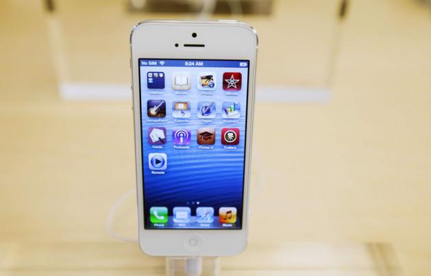 7.6 milimetrelik inceliğe sahip olan iPhone 5, 10.1 cm'lik ekranıyla eski modellerine kıyasla daha geniş görüntü alanı sunuyor. 1136 x 640 piksel ve 326 ppi’lık ‘retina display’ özelliğine sahip olan ekranın oranı 16:9. Böylece eski modellere göre yüzde 44 daha güçlü renk sunuyor. 1080p video kayıt özelliği bulunan iPhone 5'in ön kamerası HD çözünürlüklü.