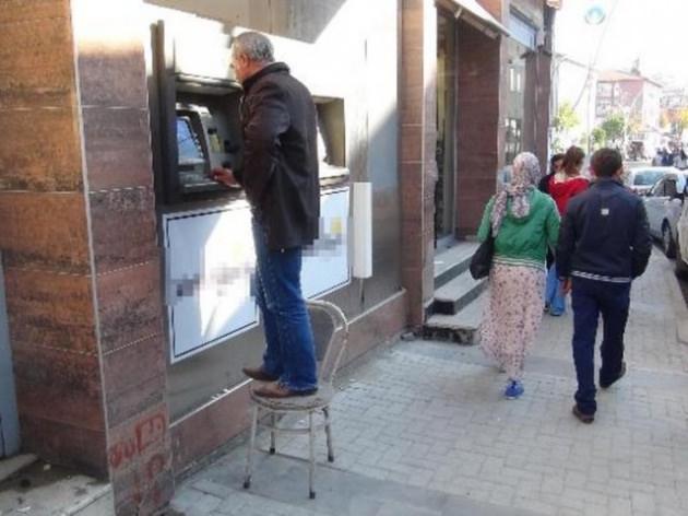<p>Bartın'da bir banka şubesinin geçici olarak hizmet verdiği binada ATM’ler rahatlıkla erişilemeyecek yükseklikte kalınca, bazı vatandaşlar sandalyenin üzerine çıkarak işlemlerini yapıp para çekti.</p>
