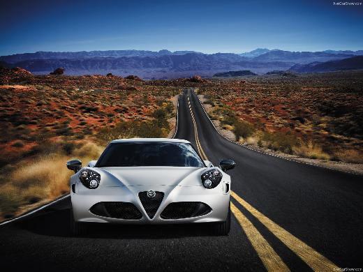 <p>Alfa Romeo: 4C İtalyan stilini üzerinde taşıyan Alfa Romeo, 4C adını taşıyan süper kompakt coupe’yi yollara çıkaracak. 850 kilogramdan daha hafif olan araçta 200 beygir gücünde 1.8 litrelik motor bulunuyor. 4C, 0-100 km/s hızlanmasını 5 saniyenin altında tamamlıyor ve 250 km/s’nin üzerinde son hıza erişebiliyor.</p>