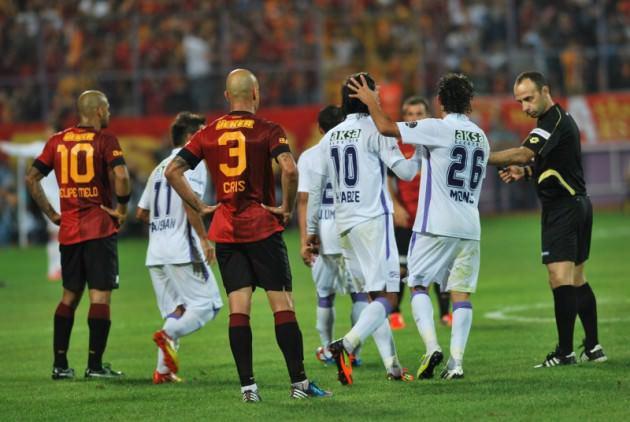 <p>Sezona şampiyonluk parolasıyla başlayan Galatasaray, ligin ilk 5 haftasını yenilgisiz kapattı. Sarı kırmızılılar ilk mağlubiyetini ise 6. haftada deplasmanda 2-0'lık skorla Orduspor'dan aldı. Galatasaray, ilk yarıyı da 6 beraberlik, 2 yenilgi ile tamamladı.</p>