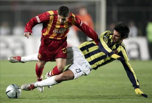 Şubat 2002 - Hakem Ali Aydın'ın yönettiği maçta 4 kırmızı, 5 sarı kart çıktı. Maçı yedi kişi tamamlayan Galatasaray 1-0 kaybetti.