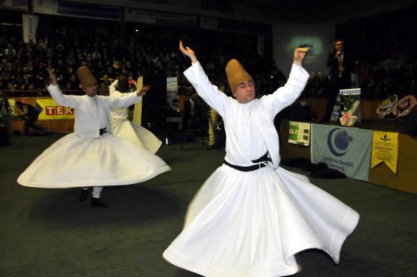Anadolu Gençlik Derneği, yılbaşı kutlamalarına alternatif olarak 'Mekke'nin Fethi ve Kuran Ziyafeti' adlı etkinlikler düzenledi. Ülke genelinde 200'ü aşkın yerde yapılan fetih şölenine katılımlar yüksek oldu.
