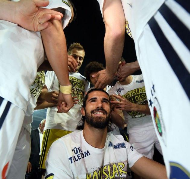 <p>Fenerbahçe şampiyonluğu kutlarken sahada tarihi anlar gerçekleşti. Bunlardan birisi de Alper Potuk'un saçlarının kesildiği anlardı.</p>