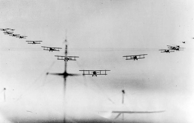 <p>14. Bir uçaktan çekilmiş uçuş düzeni fotoğrafı, 1914-1918 arası</p>
