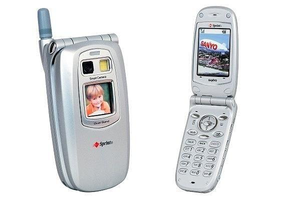 <p>2002 - Sanyo SCP-5300 Telefon ve kamera ilk bu telefonda bir araya geldi ve bir daha hiç ayrılmadı.</p>
