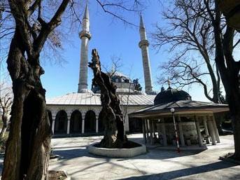 Eski Valide Camii - Üsküdar II. Selimin eşi, III. Muratın ise annesi Nurbanu Sultan tarafından Mimar Sinana 1583 yılında yaptırılmıştır.