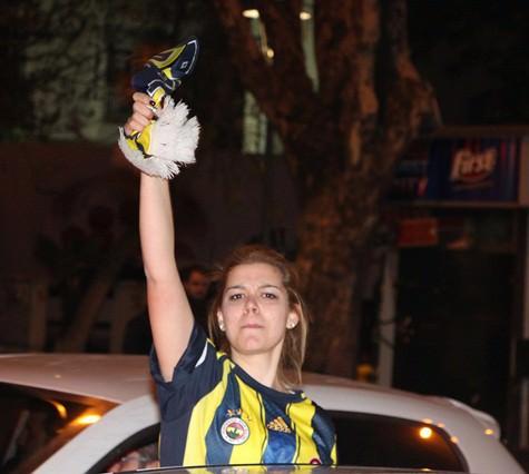 <p><span>Taraftarlar araçlarından çıkarak meşaleler yaktı. Kutlamalarda olumsuz </span><span>bir</span><span> olay yaşanmazken, Bağdat Caddesi'nde uzun araç kuyrukları oluştu.</span></p>