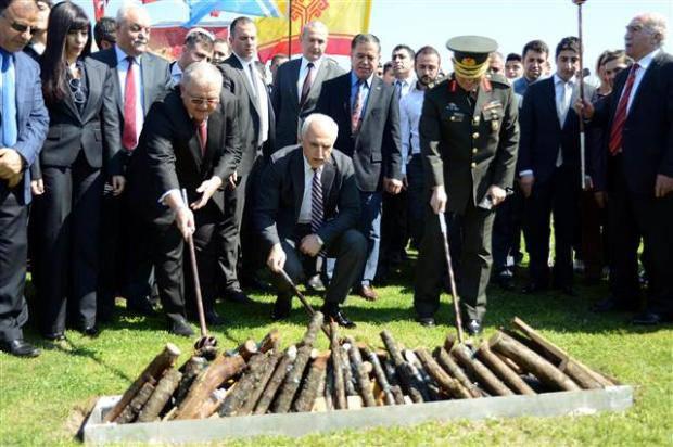 <p><strong>VALİ MUTLU DA NERVUZ ATEŞİNDEN ATLADI</strong><br />İSTANBUL Valiliği ve Türk Dünyası Belediyeler Birliği tarafından organize edilen Nevruz Bayramı, Topkapı’da İstanbul Valisi Hüseyin Avni Mutlu ve Türk Cumhuriyetlerinden temsilcilerinin katılımıyla kutlandı.</p>