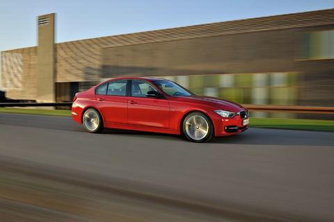 Yeni 136 beygirlik 316i fiyatıyla akıl çeliyor. Yeni BMW 316i performansı, modern tasarımı ve üstün verimliliğiyle sınıfındaki kuralları baştan yazıyor. Yeni BMW 316i en gözde motor seçeneği olan 1.6 litrelik Twinpower Turbo motora sahip. Verimlilik esas alınarak geliştirilen BMW Twinpower Yeni BMW 316i'nin 100 km’de sadece 5,8 lt yakıt tüketmesini sağlarken 136 beygir güç ile 220 Nm tork değerlerine ulaşabiliyor. 8 ileri otomatik şanzıman ve joystick vites ile sizlere konforlu yolculuklar sunuyor. 1.6 litre BMW TwinPower Turbo motoru, 8 ileri otomatik şanzımanı, 5,8 lt/100 km ortalama yakıt tüketimi ve göz alıcı tasarımı. Ayrıca 1.6 litrelik motoruyla düşük vergi diliminde yer alan Yeni BMW 316i, 89.000.00 TL’den başlayan fiyatlarla satılıyor.
