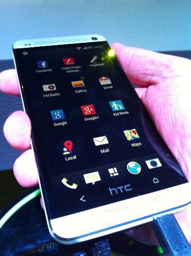 micrsoSIM kart ile çalışan HTC One'ın 4.7 inç'lik bir ekranı var ve bu sayede cihaz 1080x1920 piksel ekran çözünürlüğüne ulaşabiliyor.  Gorilla Glass teknolojisi sayesinde ekranı çizilmelere karşı dayanıklı olan HTC One'ın ağırlığı 143 gramı buluyor.  HTC Sense 5 arabirimi sayesinde kullanıcılara daha kullanışlı bir Android arayüzü sunan cihaz, Android'in en yeni sürümünü kullanıyor. 4 çekirdek 1.7 GHz hızında işlemciden güç alan HTC One, HSPA+,LTE ağ teknolojilerini de destekliyor.  32 ila 64 GB hafızalı modelleri bulunan HTC One'ın fiyatı henüz netleşmiş değil ve Mart ayı içinde satışa sunulacak. 