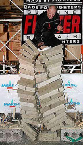 <p>20 Ocak 2007 tarihinde Norveçli Narve Laeret tek vuruş ile 21 beton bloğu tek seferde kırmayı başardı.</p>
