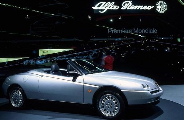 <p>1990'ların Alfa Romeo'su GTV Spider.</p>