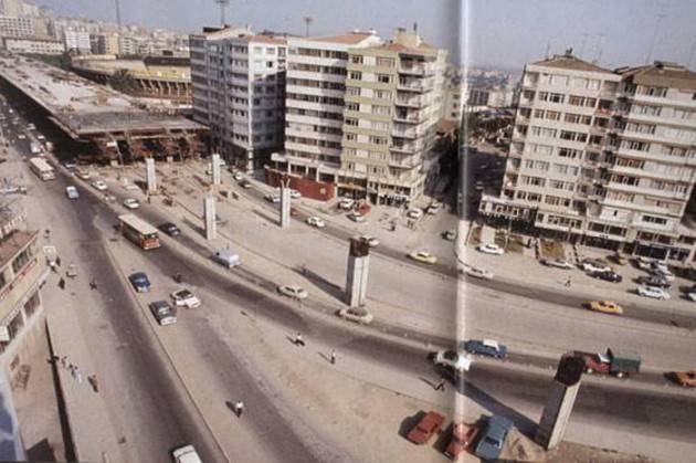 <p>Fotoğrafta Haliç Köprüsü'nü Boğaziçi Köprüsü'ne bağlayan Mecidiköy-Gayrettepe arasında 1974 yılındaki inşaat çalışmaları görülüyor.</p>
