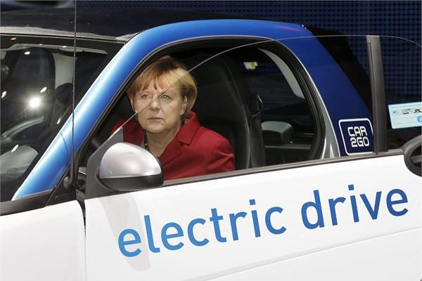 <p>Smart Almanya Başbakanı Angela Merkel, Smart'ın yeni Electric Drive modelinin sürücü koltuğuna oturdu.</p>