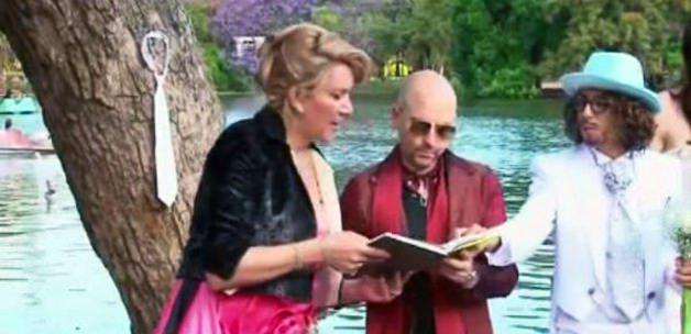 Sinema sanat&ccedil;ısı Johnny Deep'e benzerliği ile dikkat &ccedil;eken &ccedil;evreci, Buones Aires'teki bir parkta &ccedil;ok sayıda davetlinin katılımıyla bir d&uuml;ğ&uuml;n t&ouml;reni ger&ccedil;ekleştirdi.