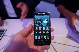 Motorola Droid Razr M 4.3 inç'lik ekranı olan ve 540 x 960 piksel çözünürlüğe ulaşan Droid Razr M'nin 8GB depolama kapasitesi ve microSD kart desteği ile 32GB’a kadar artırılabilir hafıza imkanı bulunuyor.