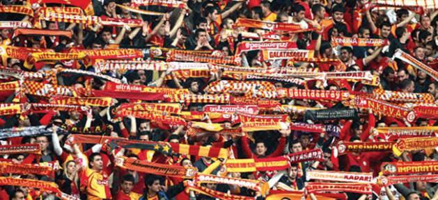 <p>4- Galatasaray taraftarı Sarı kırmızılı ekibin taraftarı tam bir fenomen. 1993'te Manchester United, Şampiyonlar Ligi maçı için Ali Sami Yen Stadı'na ayak bastığında Galatasaray taraftarı onlara asla unutamayacakları anlar yaşatmışlardı.</p>