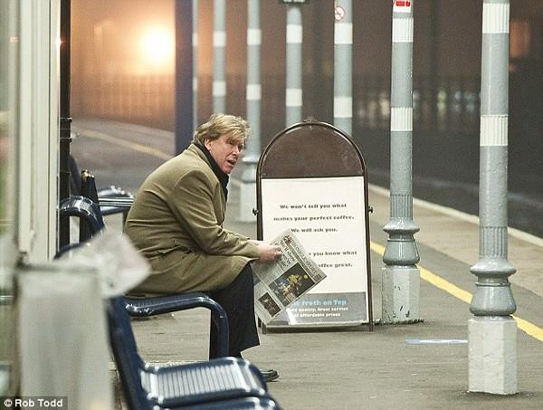 İngiltere'de bir gazete Pazar g&uuml;nk&uuml; baskısında &uuml;lkenin Ulaştırma Bakanı Simon Burns'&uuml;n &ouml;zel şof&ouml;r&uuml;ne yılda 80 bin pound (224 bin TL) &ouml;dediğini yazınca halk isyan etti.