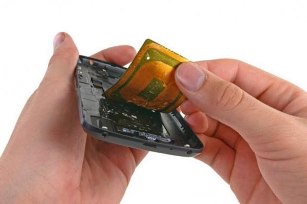 <p>Akıllı telefonunuzda NFC desteği yoksa, operatörlerin “antenli” bir çözümü de var. Ancak buna tam olarak çözüm olarak bakmak pek doğru değil. Çünkü antenli NFC sim kartı her telefona uymuyor. Telefonunuzun kapağı ile pili arasında boşluk olması gerek.</p>