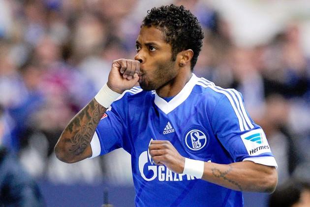 <p>BASTOS SESLERİ<br />Devler Ligi'ndeki Schalke eşleşmesinde teknik direktör Fatih Terim'in dikkatini çeken Brezilyalı sol açık için düğmeye basıldığı ileri sürüldü. (FOTOMAÇ)</p>
